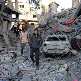 Palestinos inspeccionan los restos de un edificio atacado por el Ejército de Israel en ciudad de Gaza.