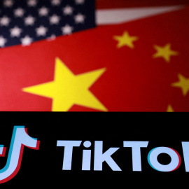 Una ilustración con el logo de TikTok junto a sendas banderas de EEUU y de China.