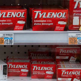 Cajas de Tylenol, la marca de paracetamol más popular en EEUU, en una farmacia en Nueva York.