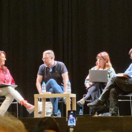 La politòloga Cristina Monge conversa amb Vidal Aragonès, Laura Camargo i Gerardo Pissarello en el debat inaugural de les jornades commemoratives dels 90 anys de la fundació del POUM.
