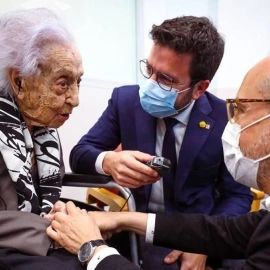Maria Branyas Morera recibiendo la visita de los más altos represntantes de Catalunya dos años antes de morir