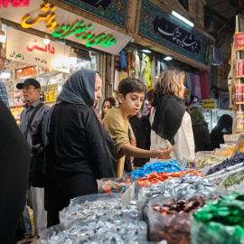 Un joven mira dulces en una tienda en el bazar Tajrish en el norte de Teherán.