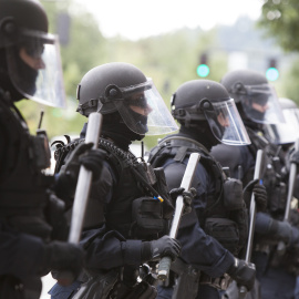 La policía de Portland se despliega durante una protesta enfrentada entre Proud Boys y antifascistas.(Foto de ARCHIVO)