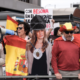 Varias personas protestan antes de la llegada de la mujer del presidente del Gobierno a declarar ante el juez Peinado, por el ‘caso Begoña Gómez’, en los Juzgados de Plaza de Castilla, a 27 de septiembre de 2025, en Madrid (España). La comparecencia, ante el Juzgado de Instrucción Nº 41, busca concretar la imputación por presuntos delitos de malversación en la contratación y gestión de recursos en el ámbito de Presidencia y abrir la vía para un eventual juicio con jurado popular.Diego Radamés / Europa Press27 SEPTIEMBRE 2025;PEINADO;CASO BEGOÑA;TRIBUNALES;COMPARECENCIA;27/9/2025