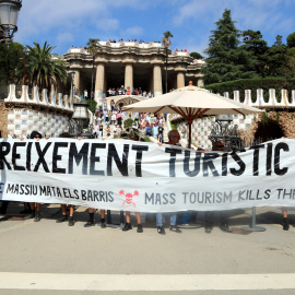 Concentració contra el turisme massiu a les portes del Park Güell de Barcelona