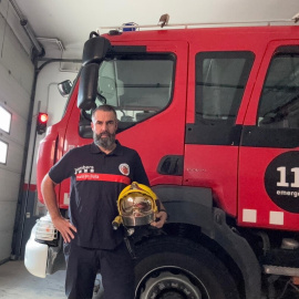 Francesc Castillo davant un dels camions de bombers del parc on realitza la seva tasca.