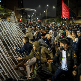 Personas intentan entrar al congreso este sábado en Lima (Perú).