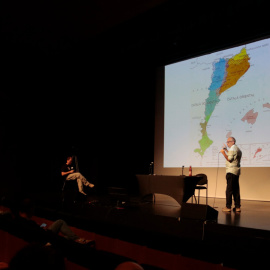 El professor de la Universitat Rovira i Virgili, Pere Navarro, durant la conferència sobre el mapa dialectal del català.