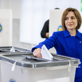 La presidenta de Moldavia, Maia Sandu, vota en un colegio electoral de Chisinau.