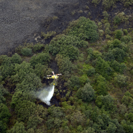 (Foto de ARCHIVO)Un helicóptero trabaja en las labores de extinción del incendio, a 7 de septiembre de 2025, en Casaio, Ourense, Galicia (España). El incendio de Carballeda de Valdeorras, declarado en la tarde del sábado, 6 de septiembre, en la parroquia de Casaio, avanza este domingo hacia una zona donde el fuego es "más controlable". El fuego ya calcina alrededor de 700 hectáreas, según las últimas estimaciones de la Consellería do Medio Rural, y además, está situado en un terreno "más accesible" que el que arrasó más de 5.000 hectáreas en agosto en la misma localidad. El fuego empezó en dos puntos distantes y, en el terreno entre ellos, fueron surgiendo otros focos, lo que apunta a que "no fue casual", y por tanto ha sido posiblemente intencionado.Rosa Veiga / Europa Press07 SEPTIEMBRE 2025;INCENDIO;FUEGO;QUEMADO;QUEMAR;CAMPO;BOSQUES;07/9/2025