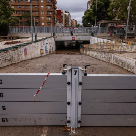 El túnel de al lado del barranco de La Saleta con lodo por las fuertes lluvias, en Aldaia.