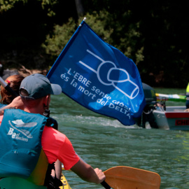 Una pancarta donde se lee 'El Ebro sin caudal es la muerte del Delta' en la 24ª Piraguada en defensa del Ebro.