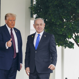 El presidente de Estados Unidos, Donald Trump, saluda al primer ministro de Israel, Benjamín Netanyahu, a su llegada a la Casa Blanca.