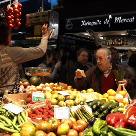 Un client comprant en una parada de fruites i verdures del Mercat Central de Tarragona, en una imatge d'arxiu