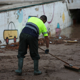 Trabajadores limpian escombros en un paso subterráneo después de que el barranco de Saleta se desbordara tras las fuertes lluvias en Aldaia.