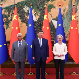 El presidente de China Xi Jinping junto a la presidenta de la Comisión Europea Ursula von der Leyen. Imagen de archivo.