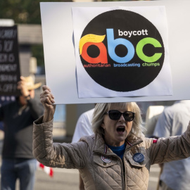 Una manifestante llama al boicot contra ABC tras la suspensión del programa de Jimmy Kimmel.