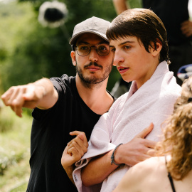 El director Jaume Claret dando instrucciones a Jan Monter en el rodaje de 'Estrany riu'.