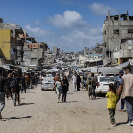 Palestinos desplazados internamente caminan en Khan Younis, en el sur de la Franja de Gaza.
