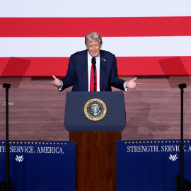 Donald Trump habla a los líderes militares de EEUU en una reunión en Virginia.