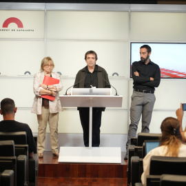 El director de l'Observatori sobre el sistema penal i de drets humans de la UB, Iñaki Ribera; Núria Sastre, de l'associació Justícia i Pau; i David Aranda, d'Arrels Advocats i Alerta Solidària, durant una roda de premsa al Parlament.