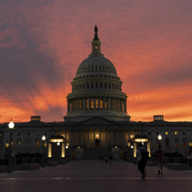 Anochecer sobre el Capitolio en el día en el que el gobierno federal de EEUU ha entrado en suspensión de pagos.