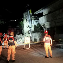 Personal de rescate frente a una estructura dañada tras un terremoto en Filipinas.