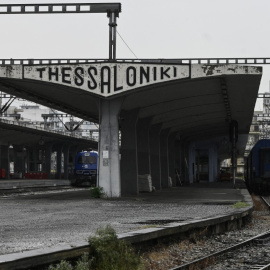 Trenes estacionados en la estación de tren durante una huelga general de 24 horas en Tesalónica el 1 de octubre de 2025. Grecia se paralizará el 1 de octubre de 2025 en una huelga general de 24 horas contra los planes del gobierno conservador de introducir una jornada laboral de 13 horas. El transporte en Atenas, los trenes y los servicios de ferry se verán interrumpidos, mientras que profesores, personal hospitalario y funcionarios también participan en la movilización. (Foto de Sakis Mitrolidis / AFP)