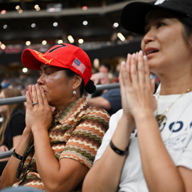 Norteamericanos rezando en memoria del comentarista conservador asesinado Charlie Kirk.