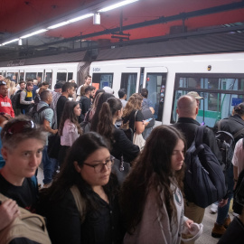 Metro de Madrid abarrotado a hora punta por los trabajadores.