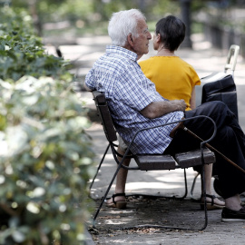 Un pensionista descansa en un banco de un parque de Madrid.Eduardo Parra / Europa Press19 julio 2019, anciano, vejez19/7/2019