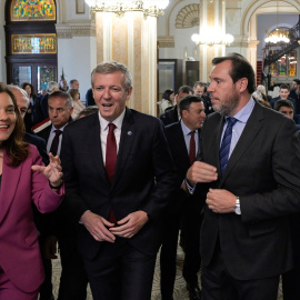 De izquierda a derecha, la alcaldesa de A Coruña, Inés Rey; el presidente de la Xunta, Alfonso Rueda; y el ministro de Transportes, Óscar Puente, en una imagen de archivo.