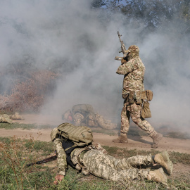 Soldados ucranianos realizan simulacros militares en la frontera con Rusia.
