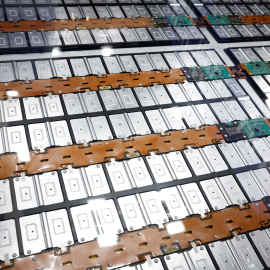 Una batería de iones de litio para vehículos eléctricos (VE) en el Salón del Automóvil de París 2024.