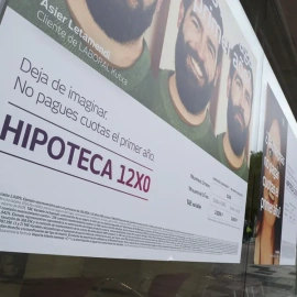 Imagen de archivo de un anuncio de hipotecas en una entidad bancaria.