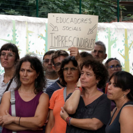 Pancarta on s'hi pot llegir que les educadores socials són "imprescindibles"