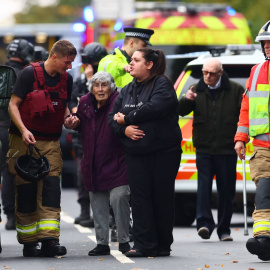 Miembros de los servicios de emergencias atienden a una mujer mayor tras el ataque perpetrado en una sinagoga de Manchester este jueves 2 de octubre de 2025.