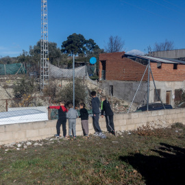 (Foto de ARCHIVO)Varios niños durante la entrega de regalos a los niños del sector V de la Cañada Real, a 11 de enero de 2025, en Madrid (España). La Fundación Madrina ha organizado esta iniciativa con el fin de que los niños de la Cañada Real tengan regalos tras estas fechas navideñas. Los Reyes han repartido un total de 500 juguetes aproximadamente.Ricardo Rubio / Europa Press11 ENERO 2025;CAÑADA REAL;REGALOS;NAVIDAD;REYES MAGOS;JUGUETES;NIÑOS11/1/2025