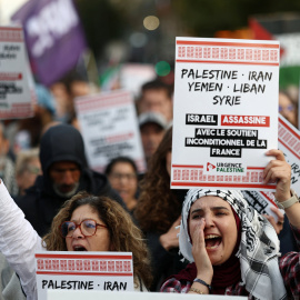 Manifestantes en una protesta en París por el asalto de Israel a los barcos de la Flotilla Global Sumud, que buscaban llegar a Gaza.