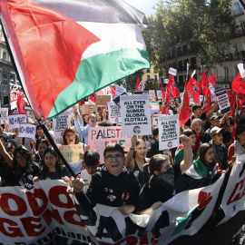 Participantes con carteles y pancartas corean eslóganes durante la manifestación convocada este jueves en Madrid por el Sindicato de Estudiantes bajo el lema 'Paremos el genocidio contra el pueblo palestino'.