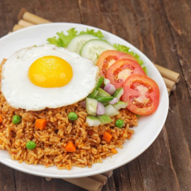 Receta de nasi goreng o arroz frito indonesio