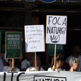 Cartells contraris a la planta de biogàs de la Sentiu a les portes de la delegació del Govern a Lleida en una imatge d'arxiu