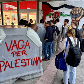 Estudiants intentant accedir a la plaça Cívica de la UAB des dels FGC