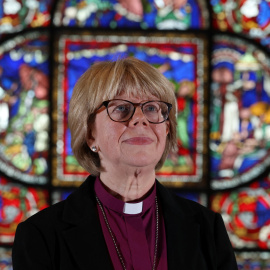 Sarah Mullally, arzobispa designada de Canterbury, posa en la Catedral de Canterbury, en Canterbury, Gran Bretaña, el 3 de octubre de 2025. REUTERS/Toby Melville