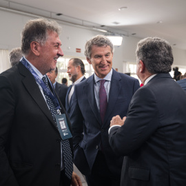 El presidente del Partido Popular, Alberto Núñez Feijóo (c), durante la segunda jornada del ‘Foro de La Toja - Vínculo Atlántico’ 2025, en el Eurostars Gran Hotel La Toja, a 3 de octubre de 2025, en la Illa de la Toja, Pontevedra, Galicia (España).