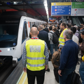 Empujadores en la estación de Nuevos Ministerios de Metro de Madrid. (Foto de archivo)
