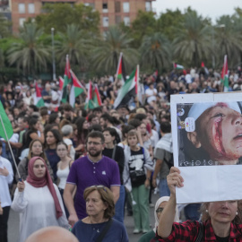 Milers de persones a la plaça de les Drassanes de Barcelona en la mobilització propalestina d'aquest divendres