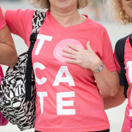 Una mujer durante la 9ª edición de la carrera solidaria contra el cáncer de mama.