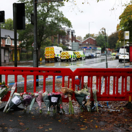 Altar de flores cerca de la sinagoga donde ocurrió el atentado en Manchester.