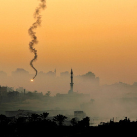 Imagen de archivo de una bengala disparada por las fuerzas israelíes sobre el norte de la Franja de Gaza.